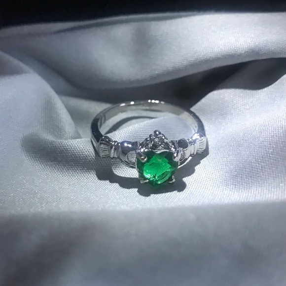 Jewelry - Emerald-Center Silver Claddagh Celtic Ring
